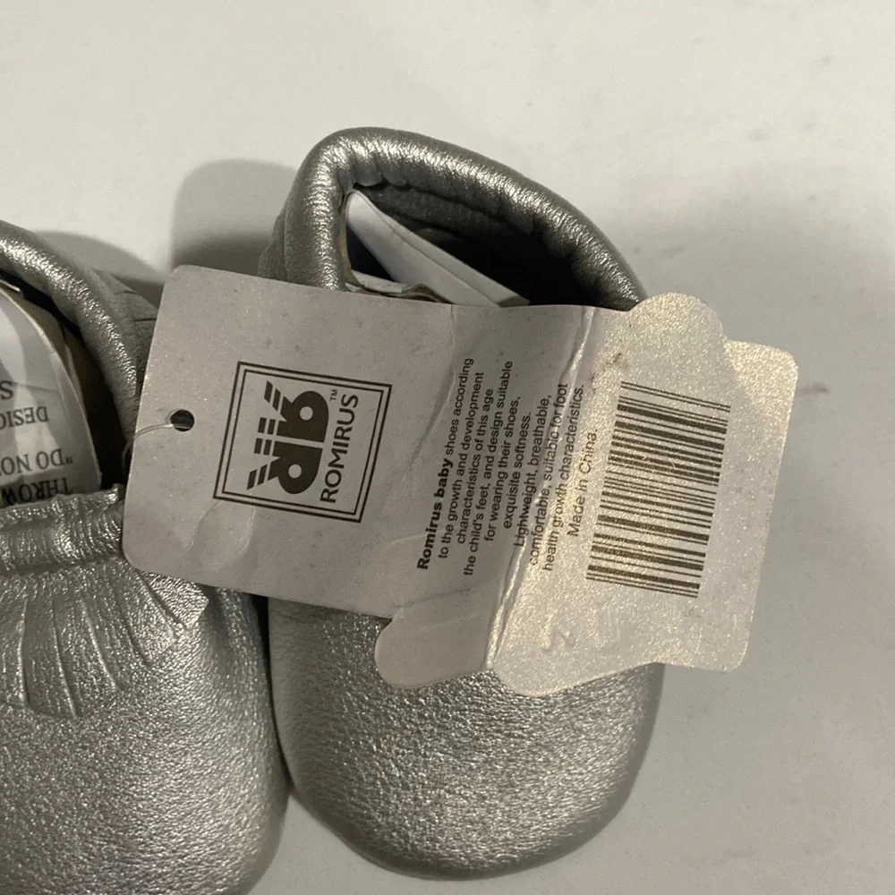 Romirus baby shoes Baby Moccasins fringe NWT silver 0-6 months size 1